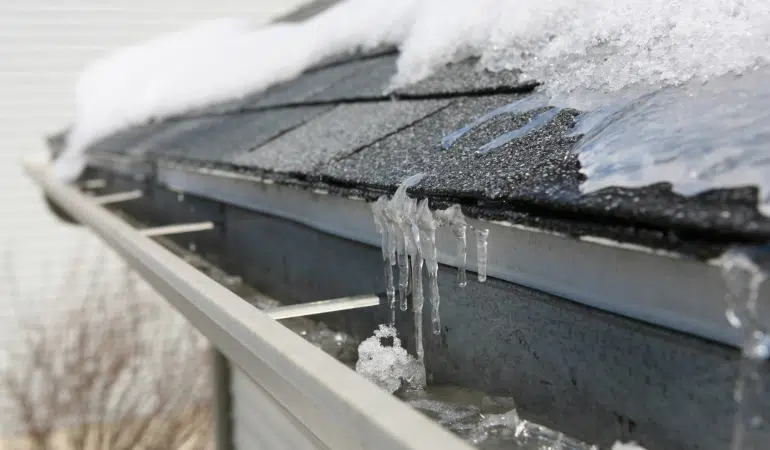 Tout savoir sur l’entretien hivernal d’une gouttière